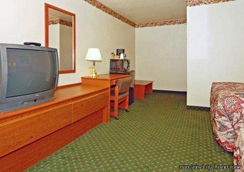 Econo Lodge City Center Portland Room photo